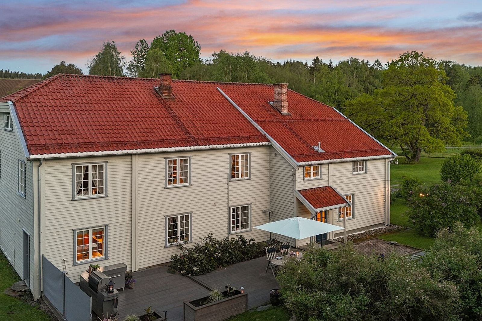 Kveldsstemning på tunet. Galleribilde
