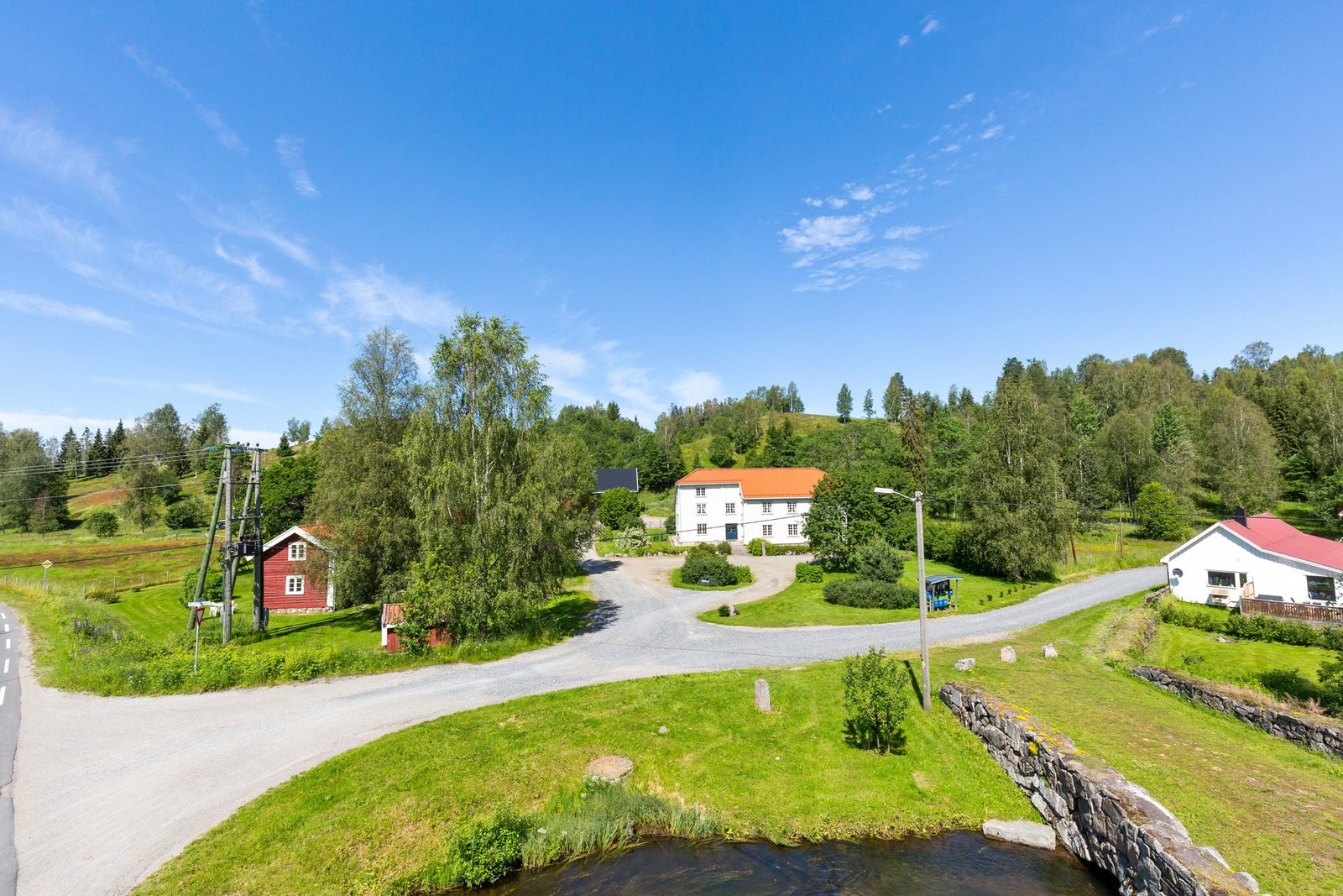 Gården har uvanlig mange lag med historie som er synlig i bygningene, i gårdsanlegget og i terrenget. Galleribilde