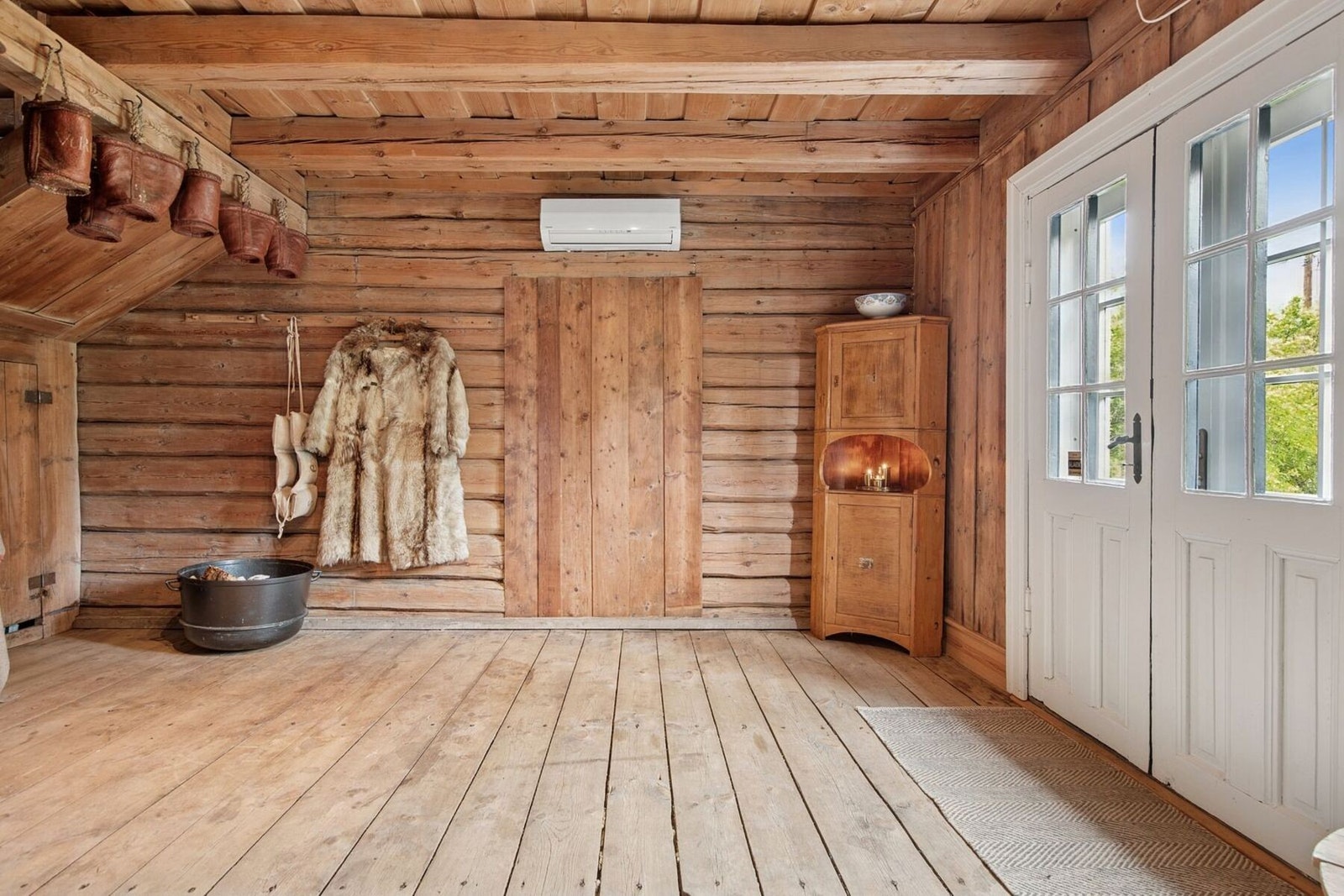 Etasjen har gode vindusflater med hyggelig utsyn over eiendommens grøntområder. Galleribilde