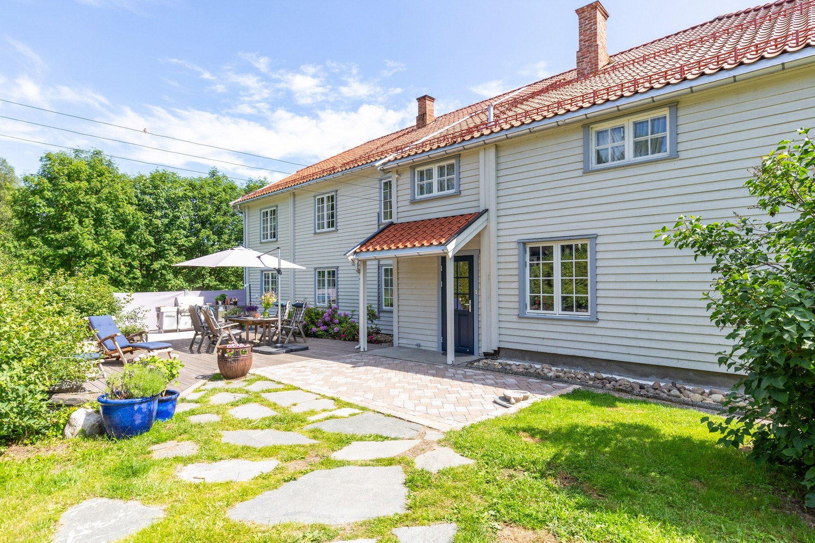 Flott terrasse med gode møbleringsmuligheter. Galleribilde