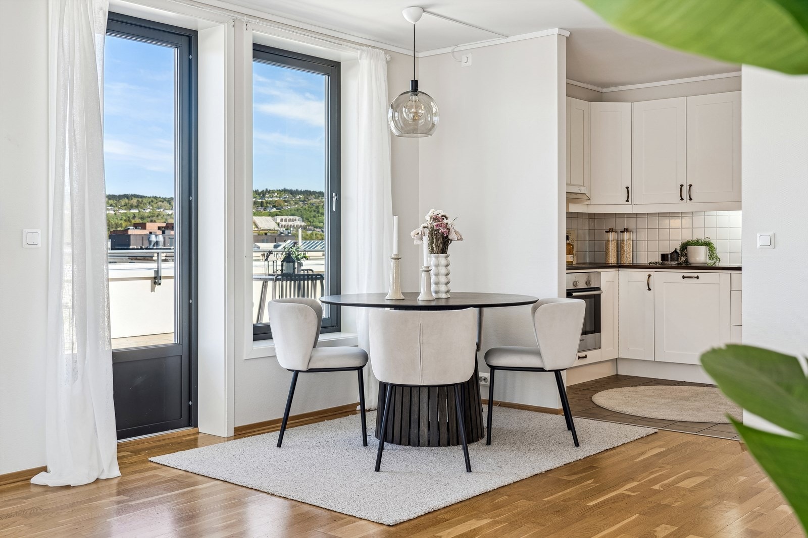 Det er god plass til spisegruppe mellom stuen og kjøkkenet. Galleribilde