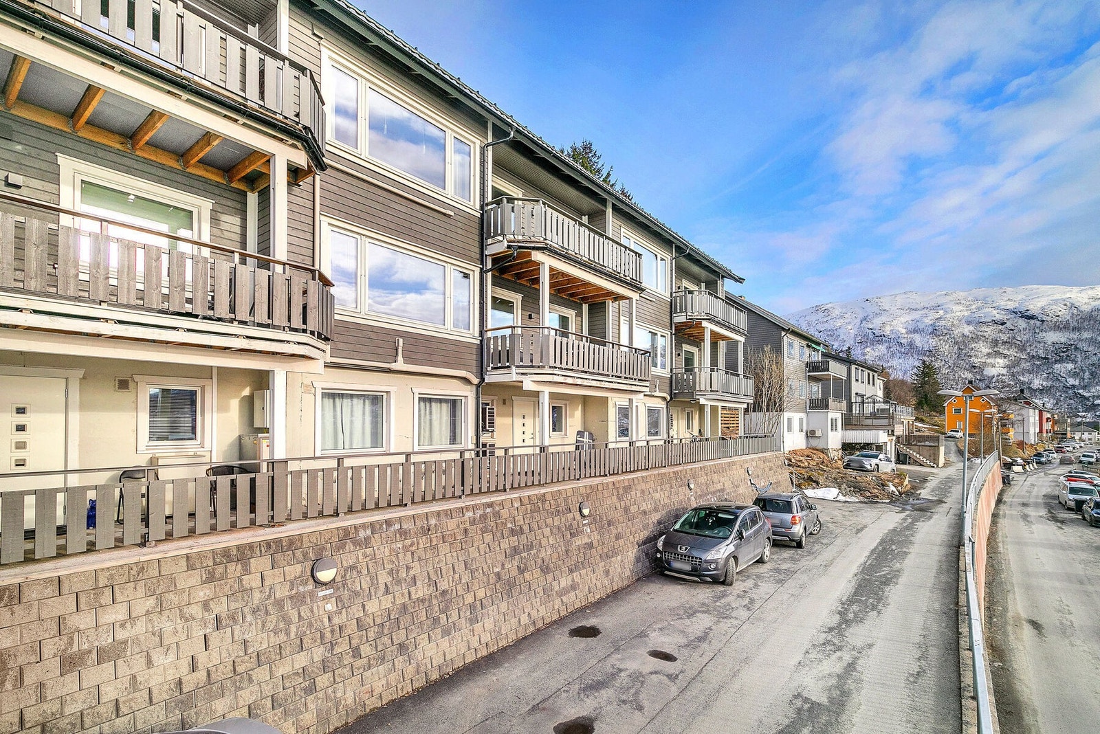 Leiligheten ligger i byggets 2. etasje, men går inn fra bakkeplan på bakside Galleribilde