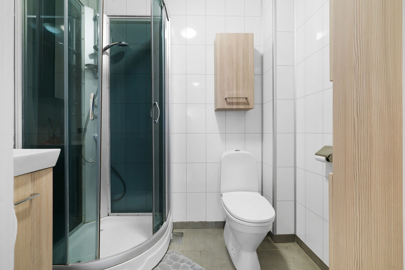 Bad med toalett, servant og dusjkabinett Galleribilde