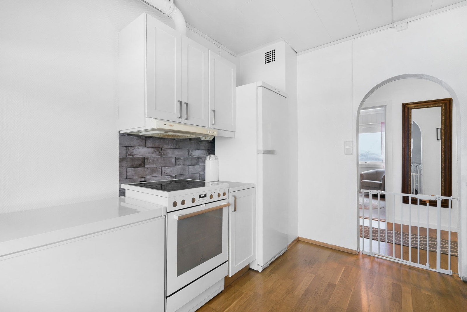 Kjøkken ligger vegg i vegg med stue Galleribilde