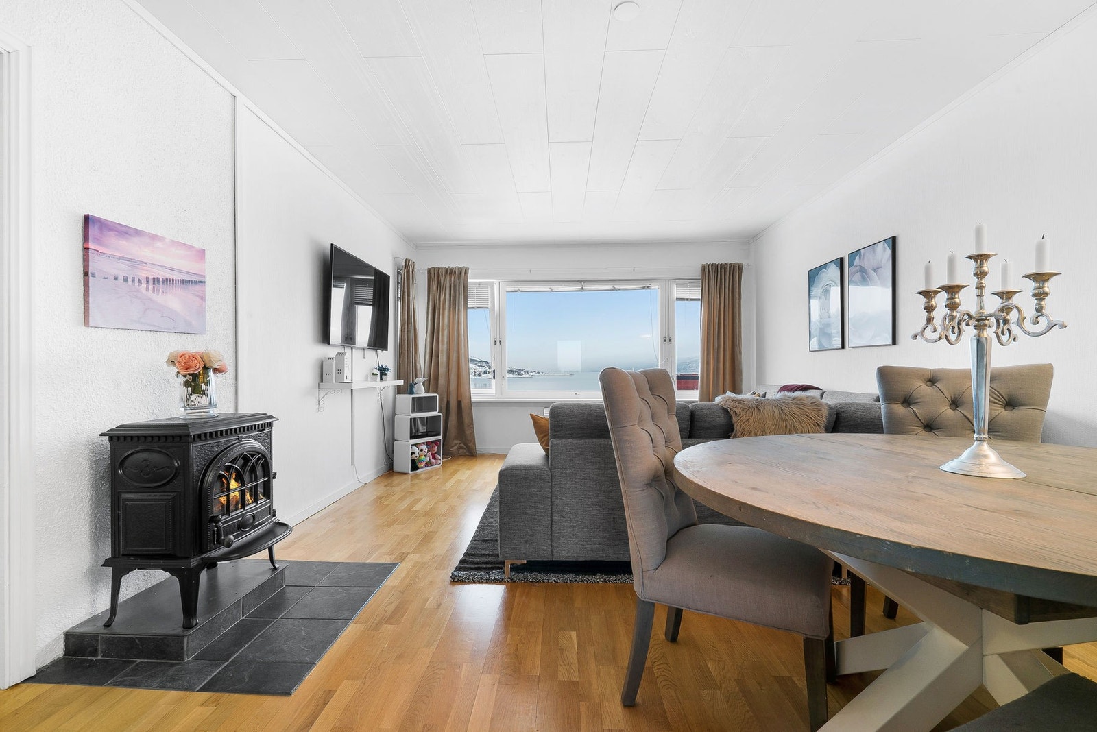 Leiligheten har 3 soverom. Stue med utgang til veranda med praktfull utsikt Galleribilde