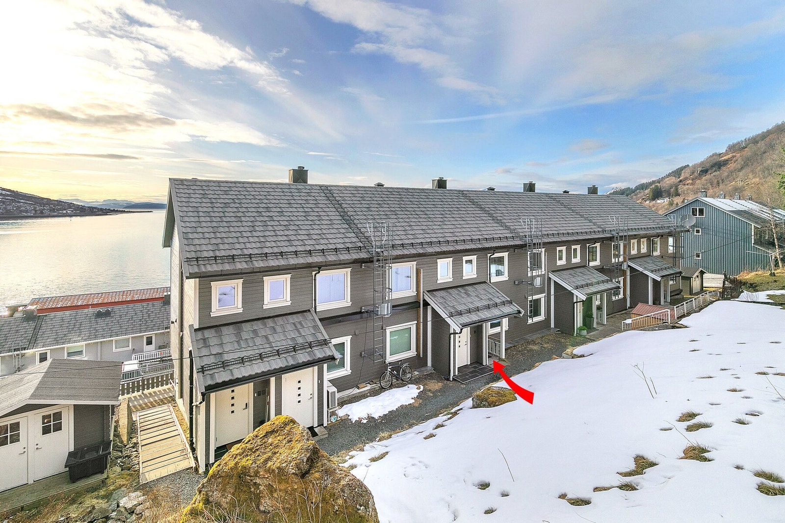 Inngangsparti fra bakside Galleribilde