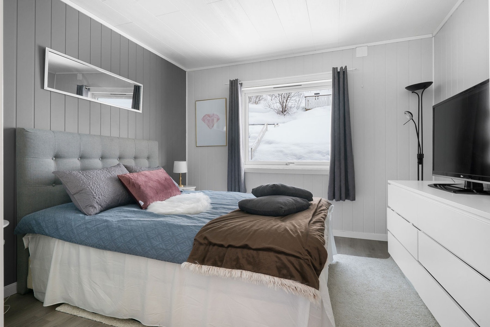 Hovedsoverommet har vindu mot stille bakside Galleribilde