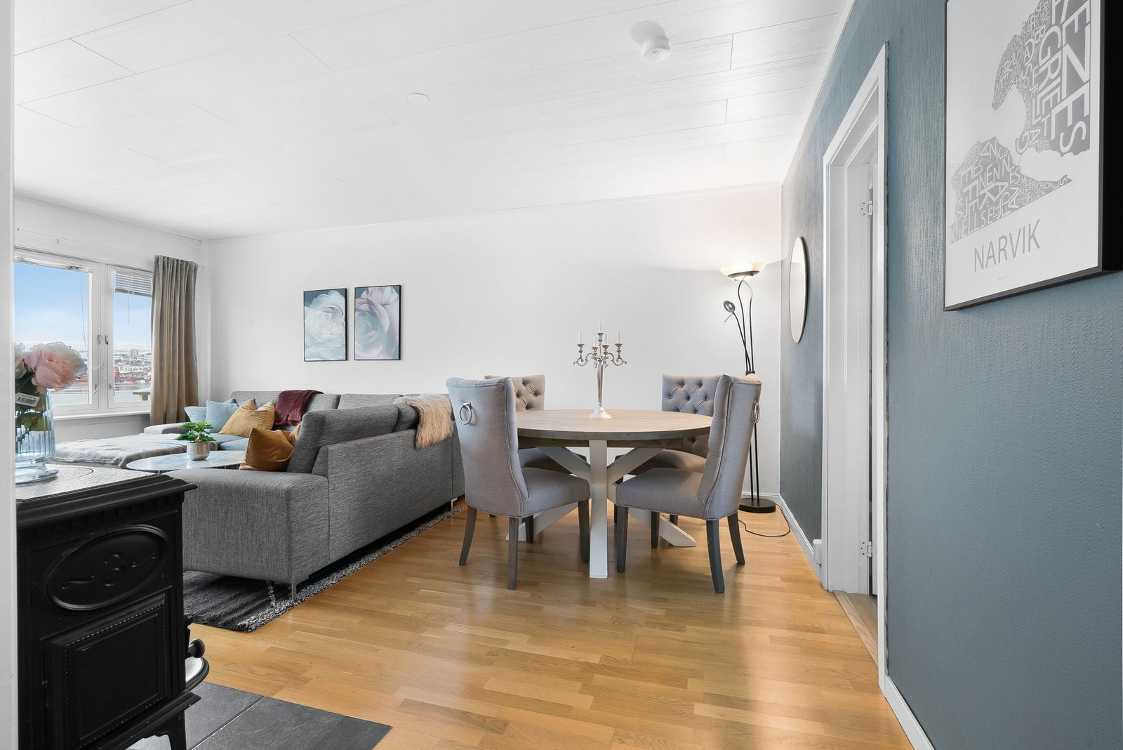 Plass til både spisebord og sofagruppe i stue Galleribilde