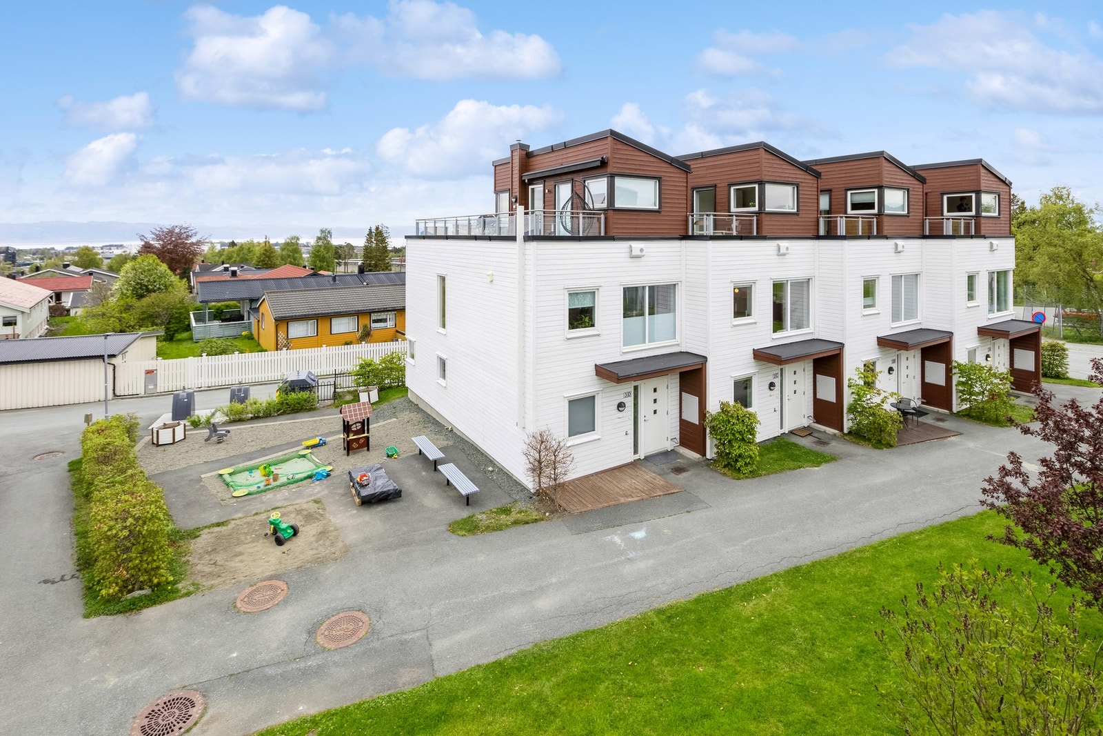 Moderne rekkehus over 3 plan med en gjennomgående god standard. Galleribilde