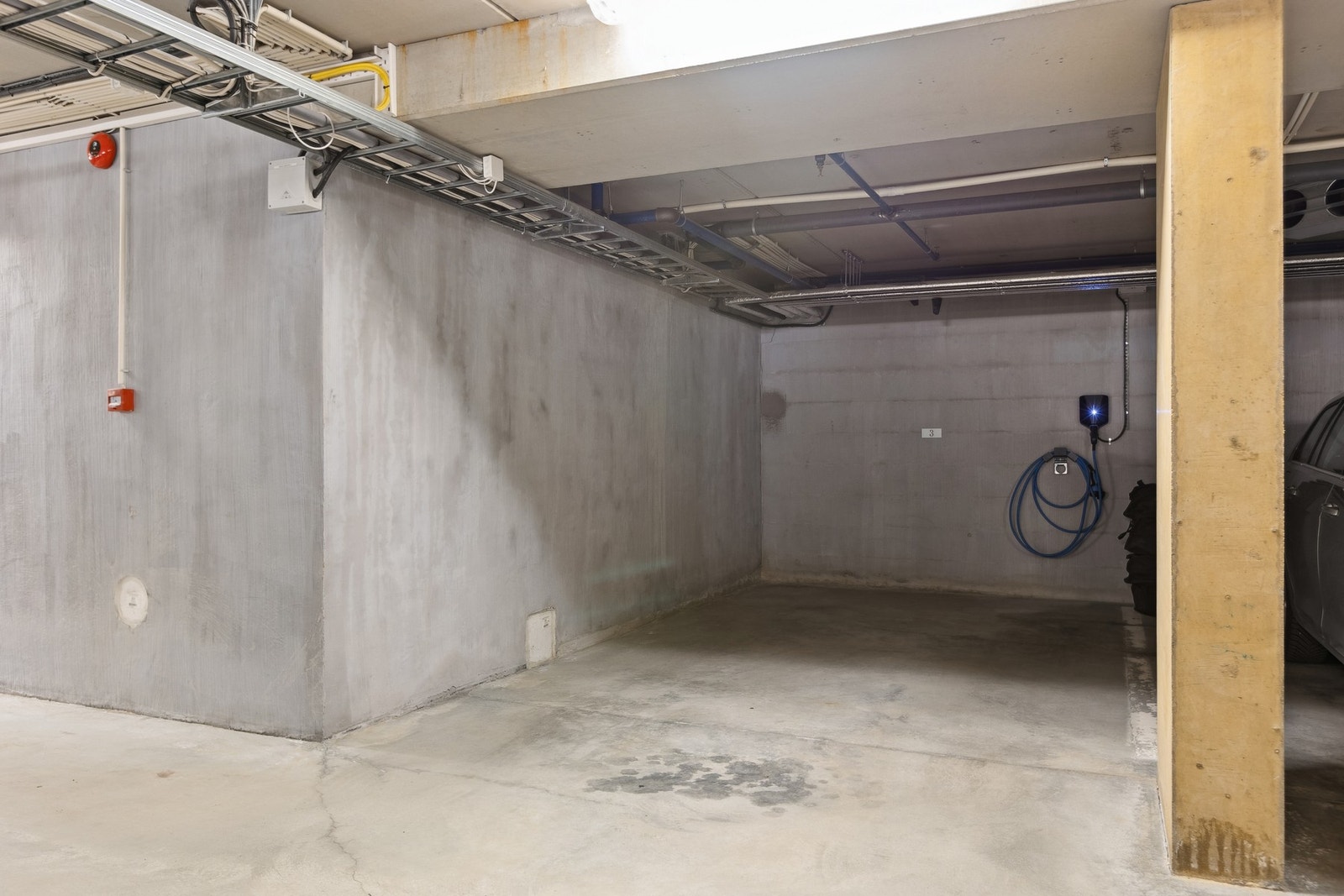 Sameiet disponerer til sammen 26 parkeringsplasser i parkeringskjeller. Alle seksjoner har bruksrett til en fast parkeringsplass og en bod i parkeringskjeller. Galleribilde