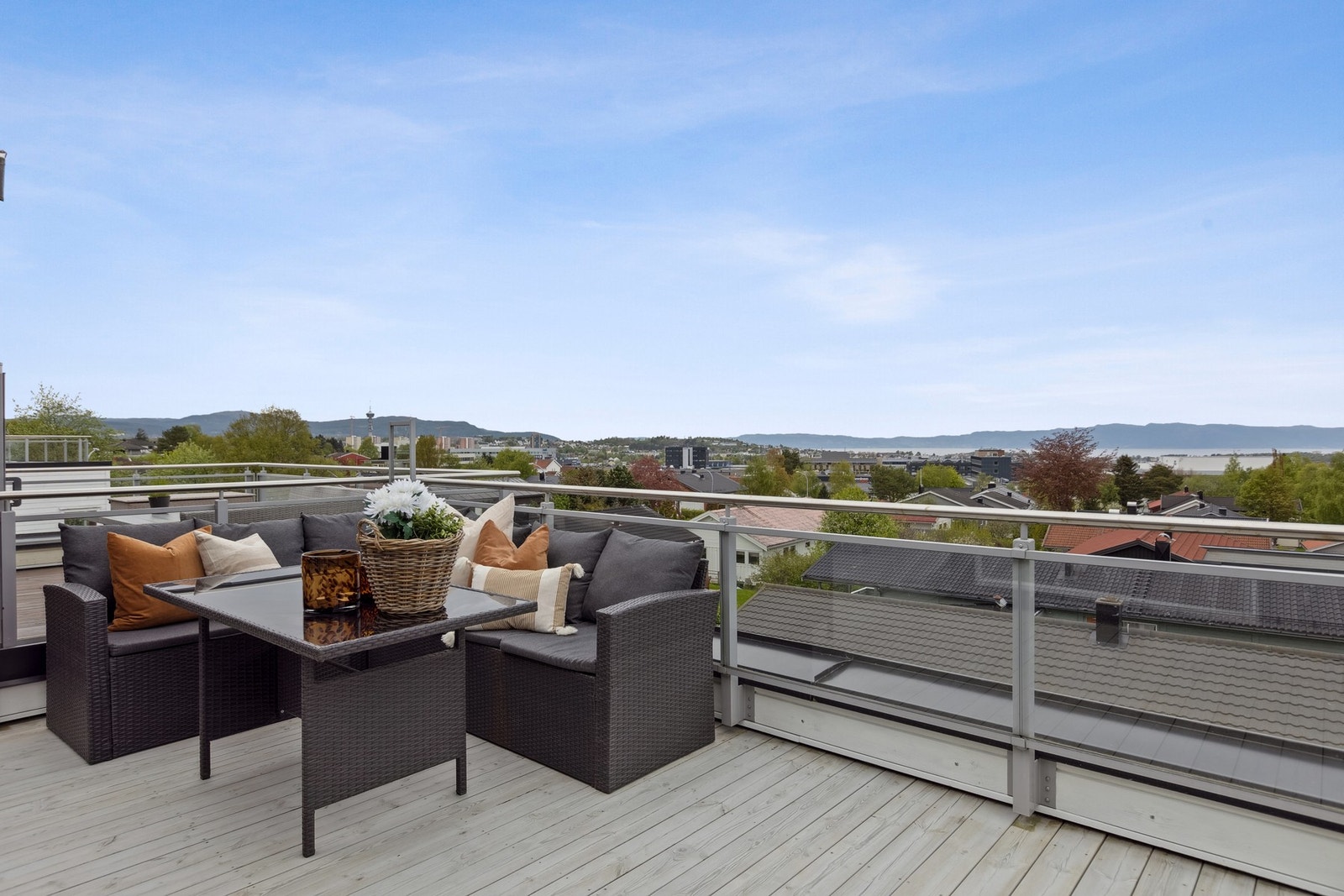 Her får du en herlig utsikt kombinert med god plass og meget gode solforhold. Galleribilde