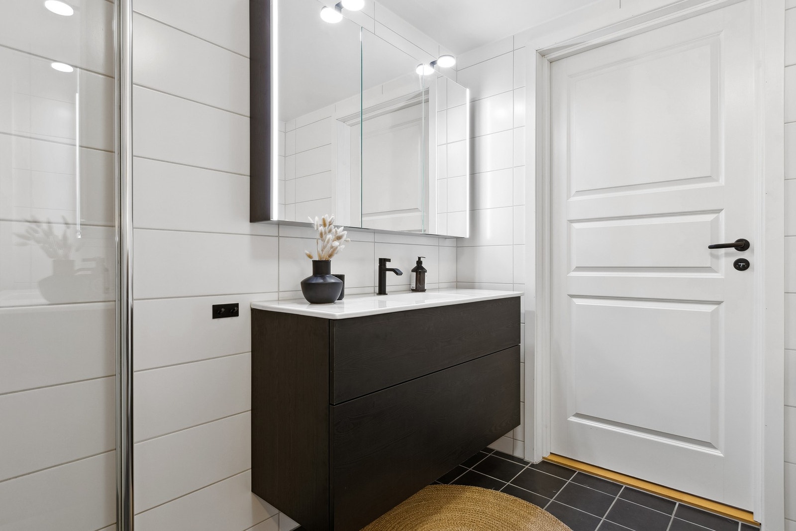 Baderommet er utstyrt med flislagt gulv med varme, vegghengt toalett og vegghengt servantinnredning. Galleribilde