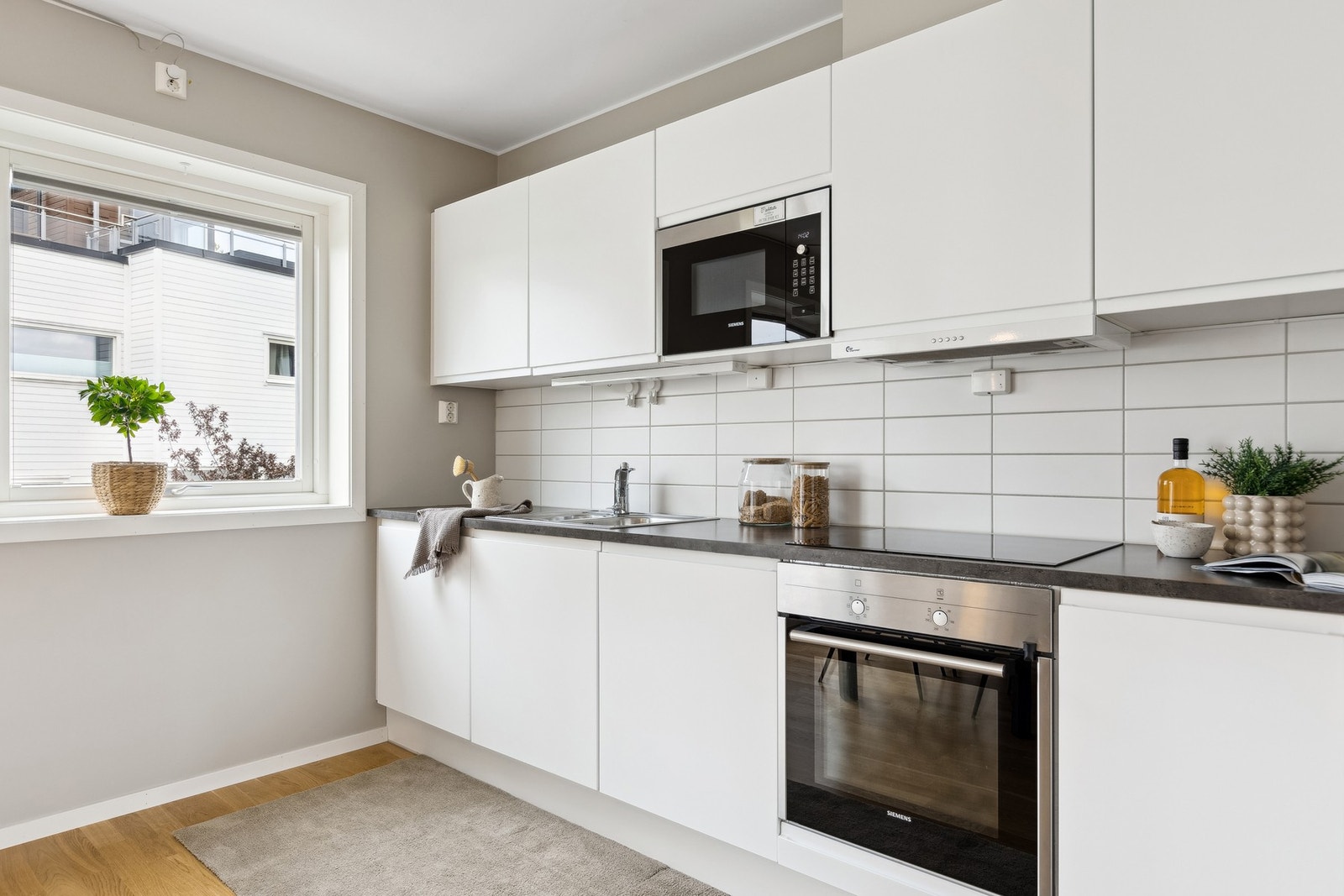 Kjøkkenet er godt utbygget med skap, skuff og benkeplass Galleribilde