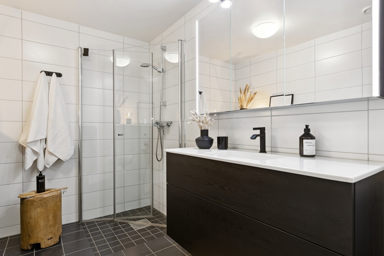 Lyst og moderne bad fra 2016 som befinner seg i boligens 1. etasje. Galleribilde