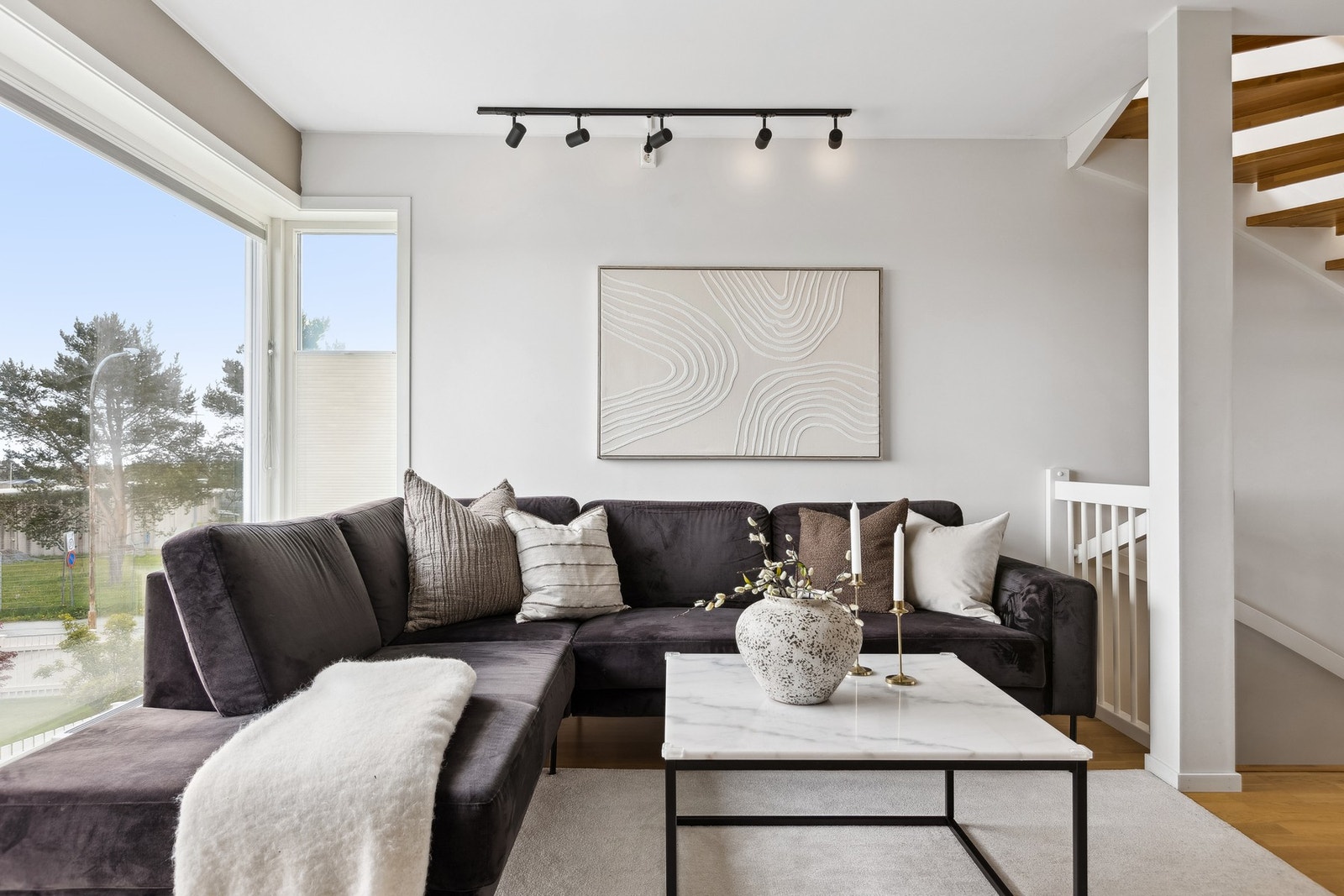 Stuen befinner seg i boligens 2. etasje og måler 28,5 kvm. Galleribilde