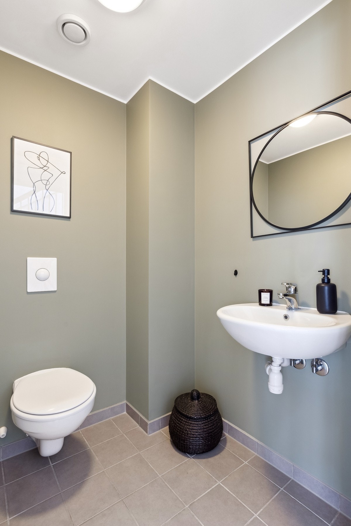 Praktisk toalettrom i boligens 2. etasje med flislagt gulv med varme. Galleribilde