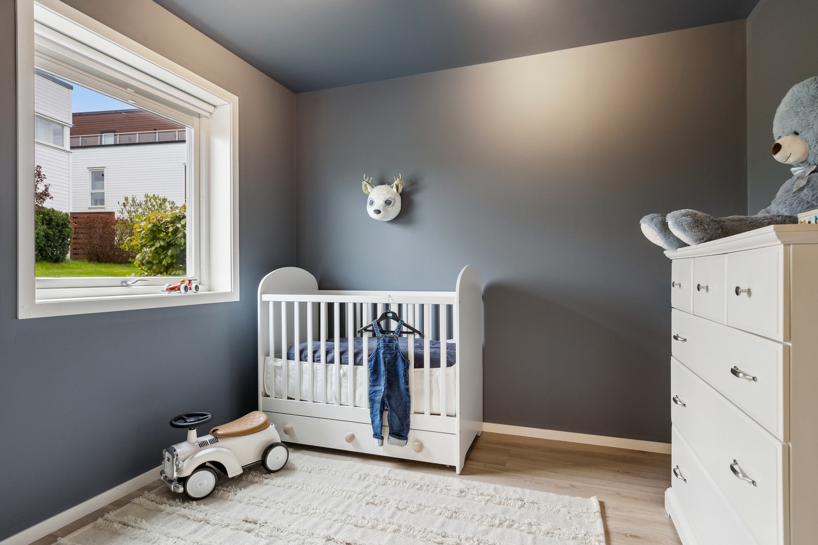 Soverom nr. 2 er malt i moderne farger og passer utmerket til å brukes som et barnerom. Galleribilde