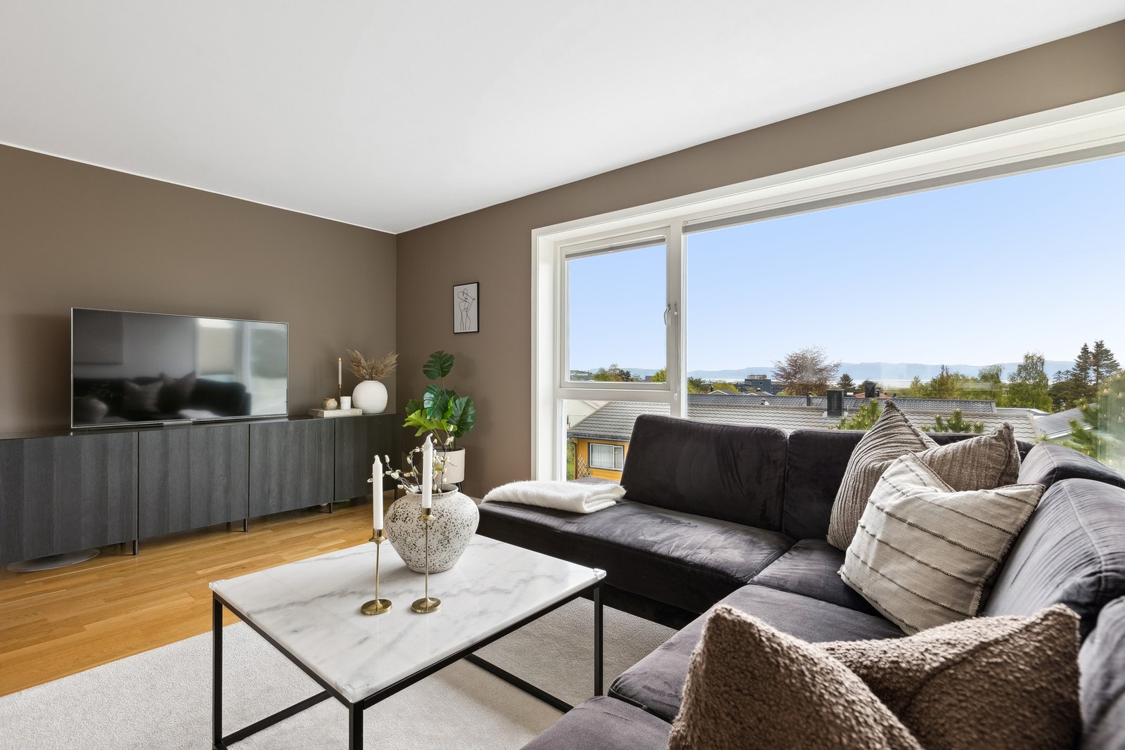 De store vindusflatene gir mye naturlig lysinnslipp. Galleribilde