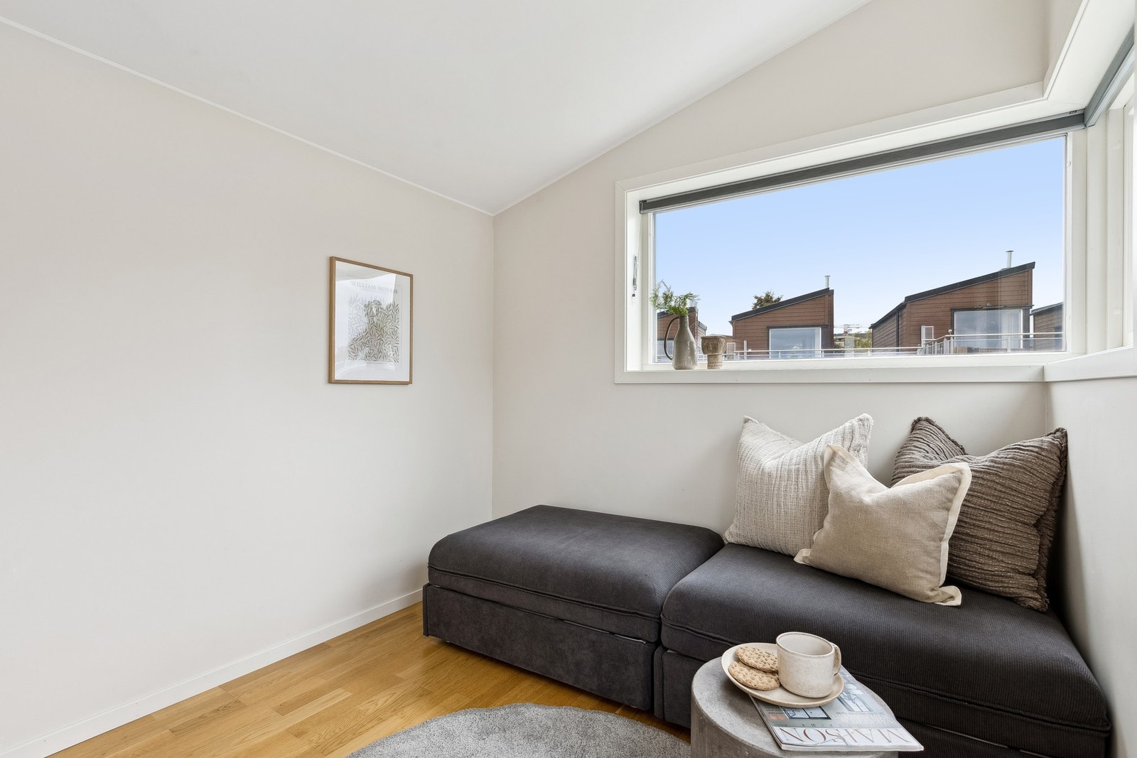 Boligen ligger i et meget barnevennlig og etablert boligfelt nær skole og barnehage. Galleribilde