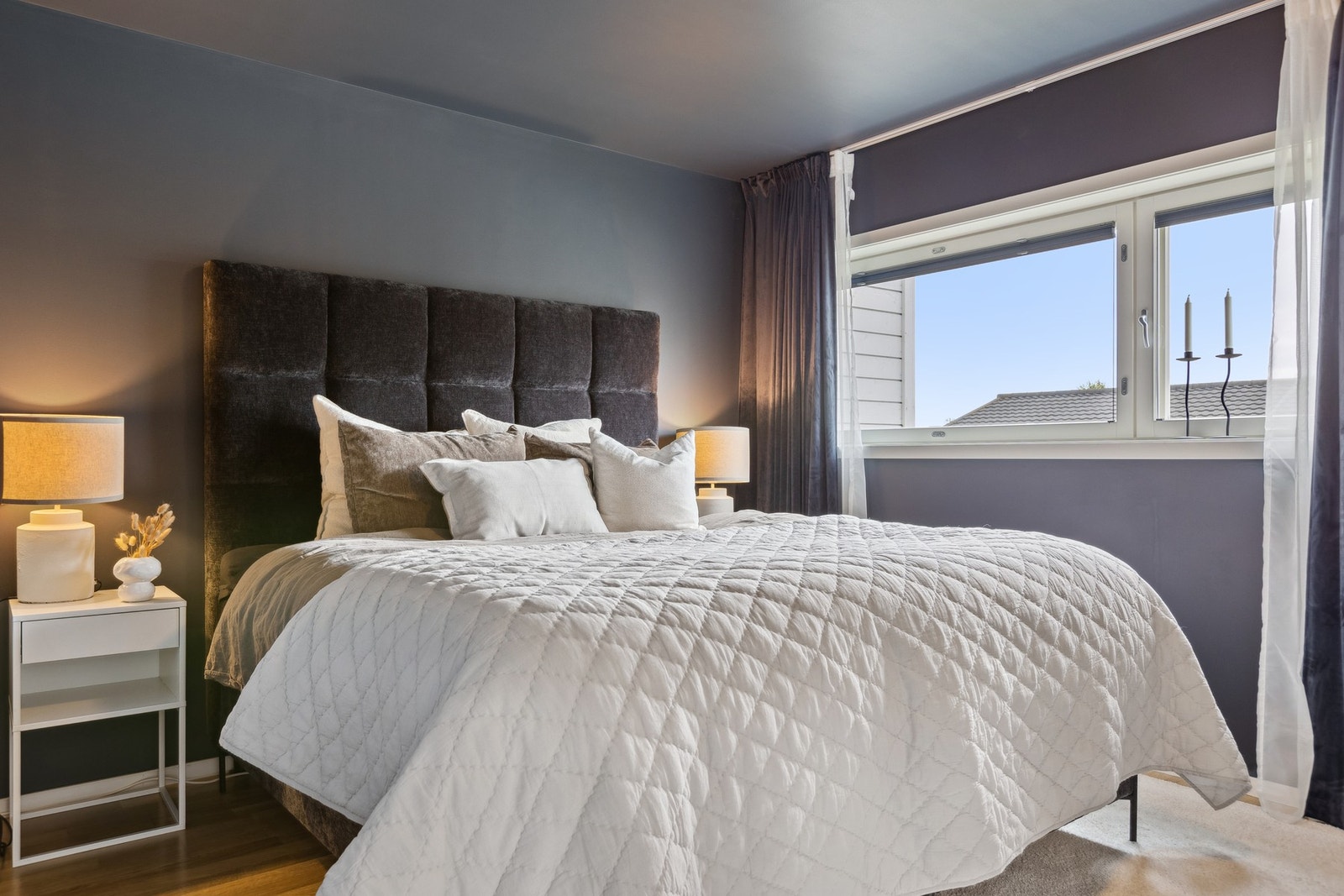 Hovedsoverommet måler ca. 15 kvm. Her kan du enkelt innrede med dobbeltseng, garderobeskap og tilhørende møblement. Galleribilde