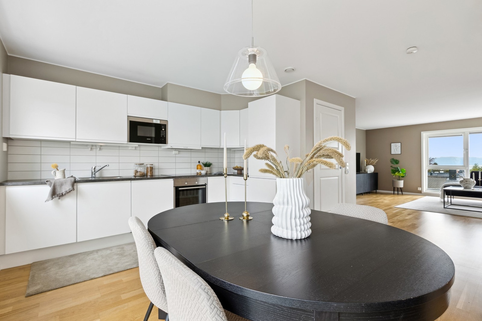 Kjøkkenet er utstyrt med integrerte hvitevarer som stekeovn, platetopp, oppvaskmaskin, mikrobølgeovn og kjøleskap med fryser. Galleribilde