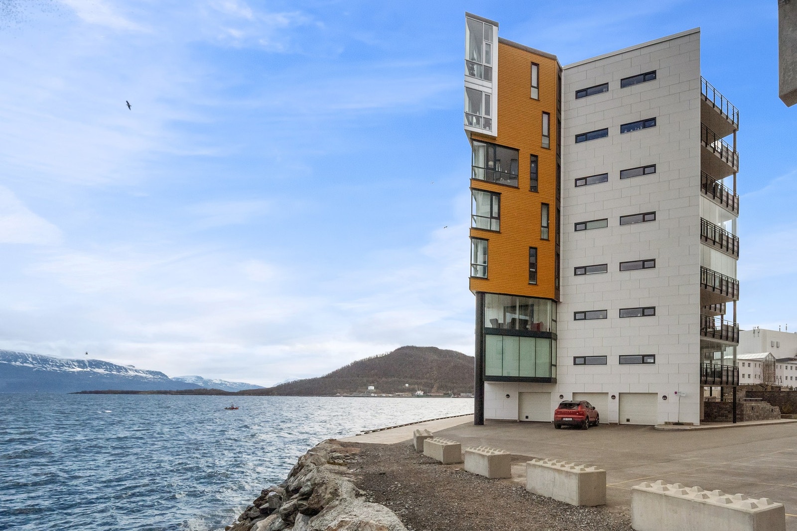 På Harstad Brygge bor du rett ved kaikanten med spektakulær utsikt fra leilighetens 5. etasje Galleribilde