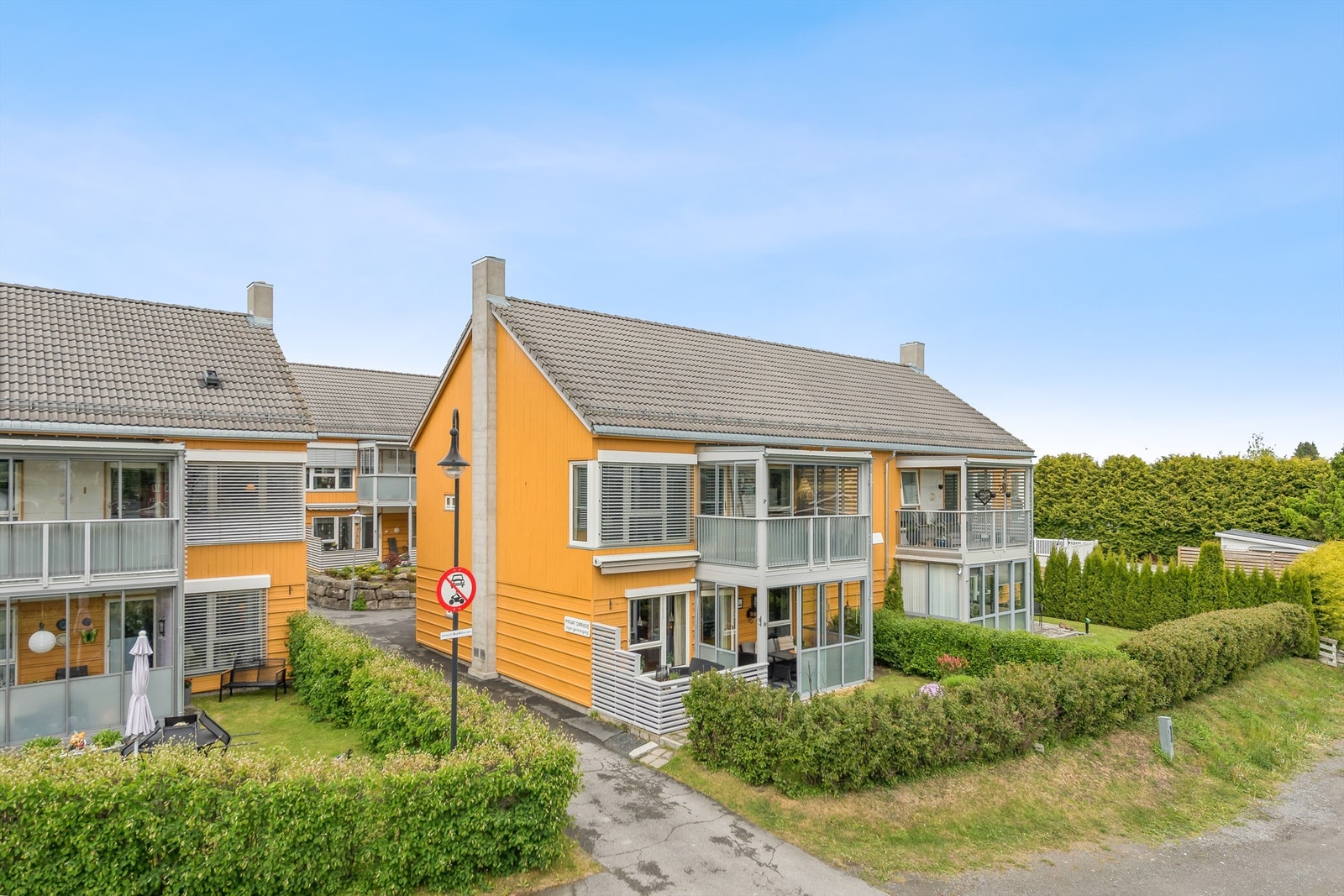 Leilighet på bakkeplan med direkte adkomst til en liten hage Galleribilde
