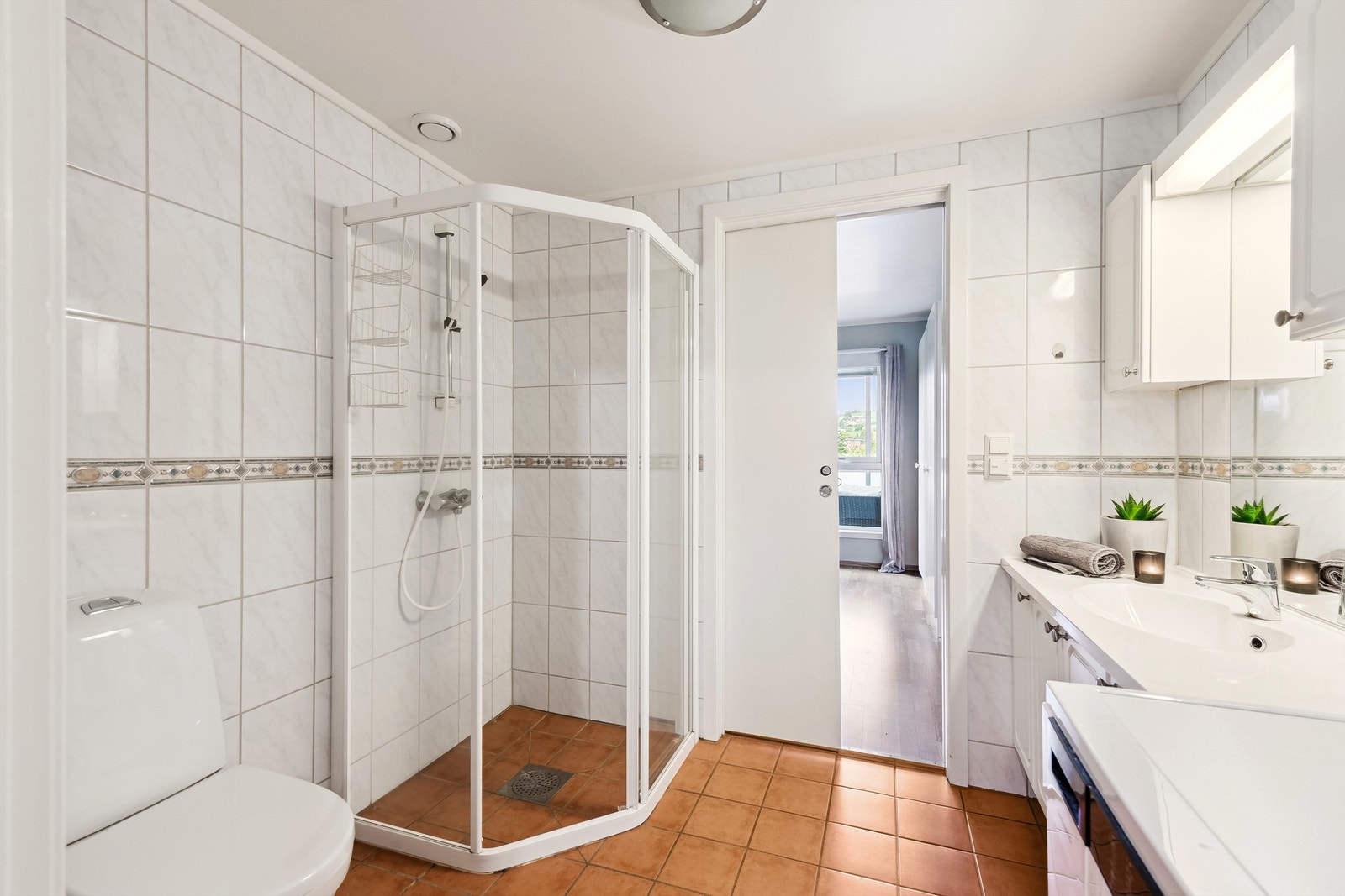 Bad fra byggeår med dusj, servant, wc og opplegg for vaskemaskin Galleribilde