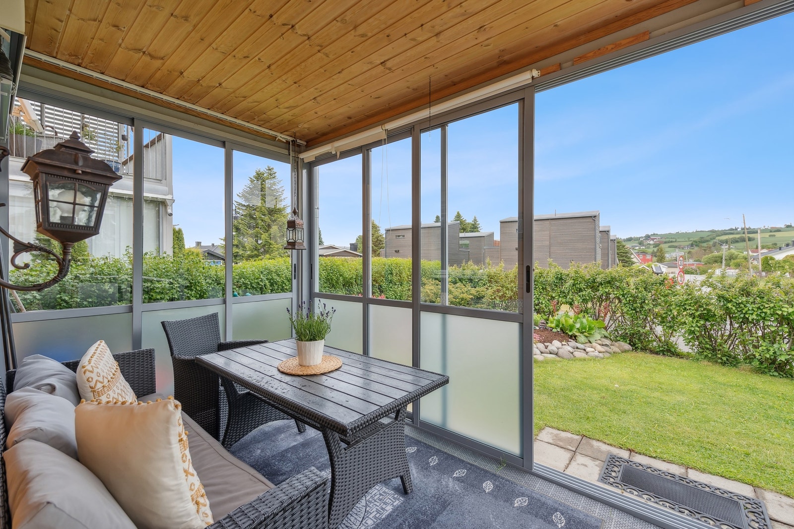 Innglasset veranda med adkomst til hage Galleribilde