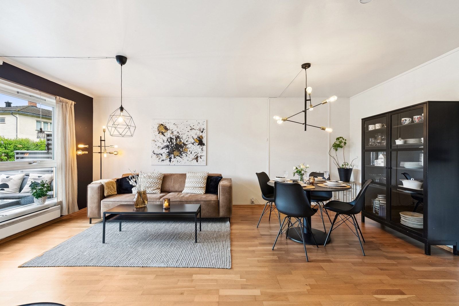 Store vindusflater gir godt med naturliglys inn i leiligheten Galleribilde