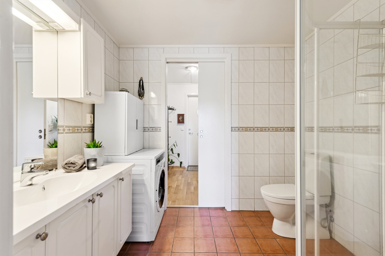 Badet har adkomst fra gangen og hovedsoverommet Galleribilde