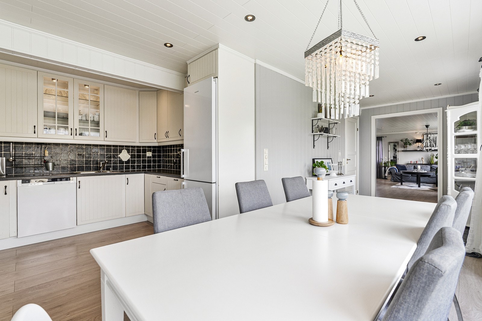 Her finner du ellers et IKEA-kjøkken med hvite fronter. Galleribilde