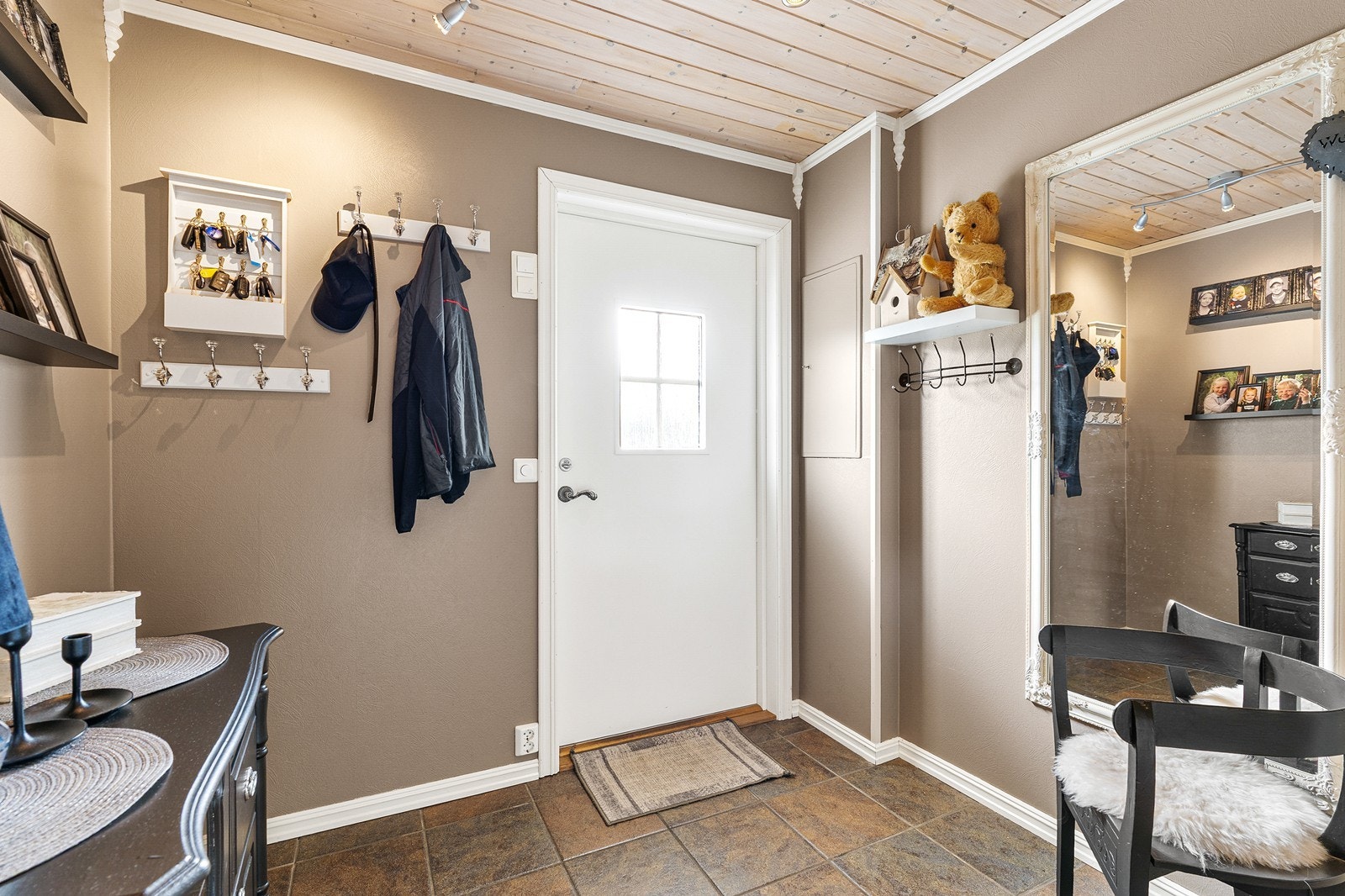 Flislagt entré av god størrelse. Galleribilde