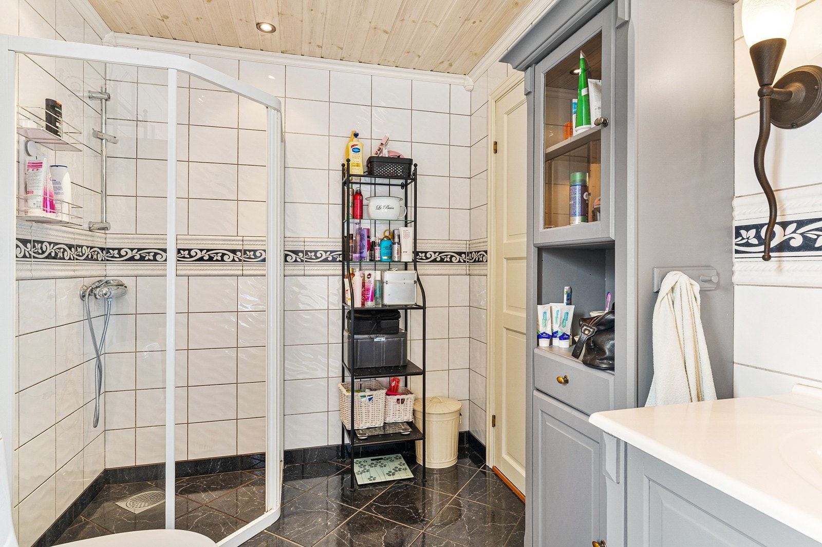 Utstyrt med wc, baderomsmøbler med nedfeldt vask og dusjvegger. Galleribilde