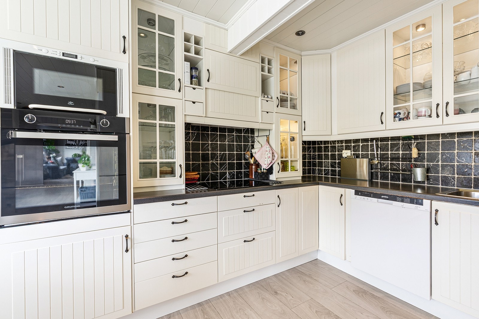 Alder tatt i betraktning er kjøkkenet i god stand. Galleribilde