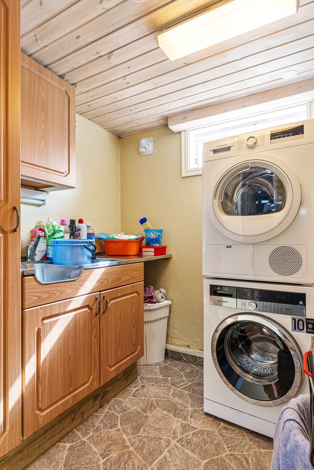 Rør ble fornyet i 2004. Det ble da montert rør i rør. Samlestokk montert her på vaskerommet. Galleribilde