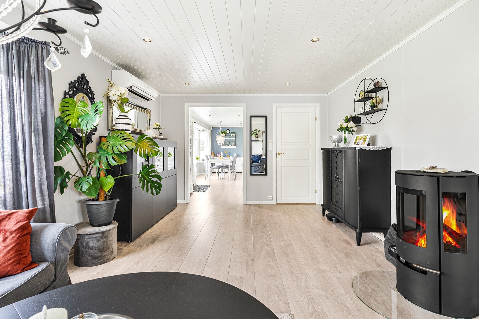 Det er montert to stk varmepumper, en i stuen i 2015, en i gang i kjeller i 2016. Galleribilde