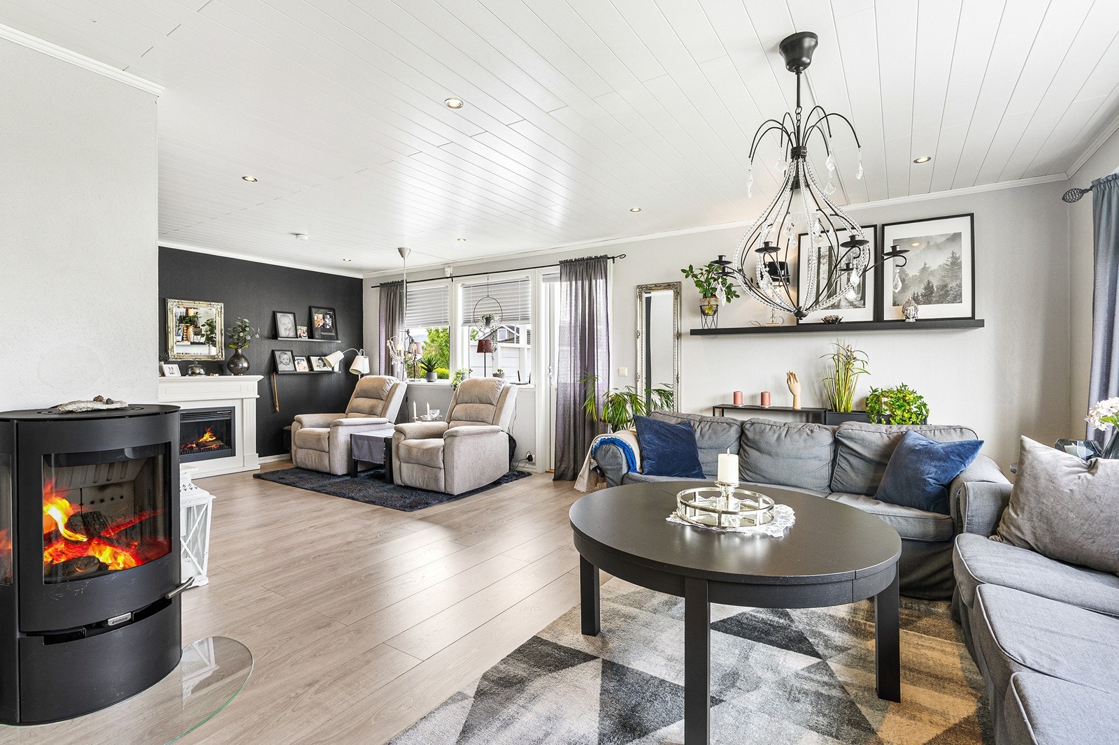 Ildsted sørger for effektiv oppvarming av rommet. Denne ble montert i 2024. Galleribilde