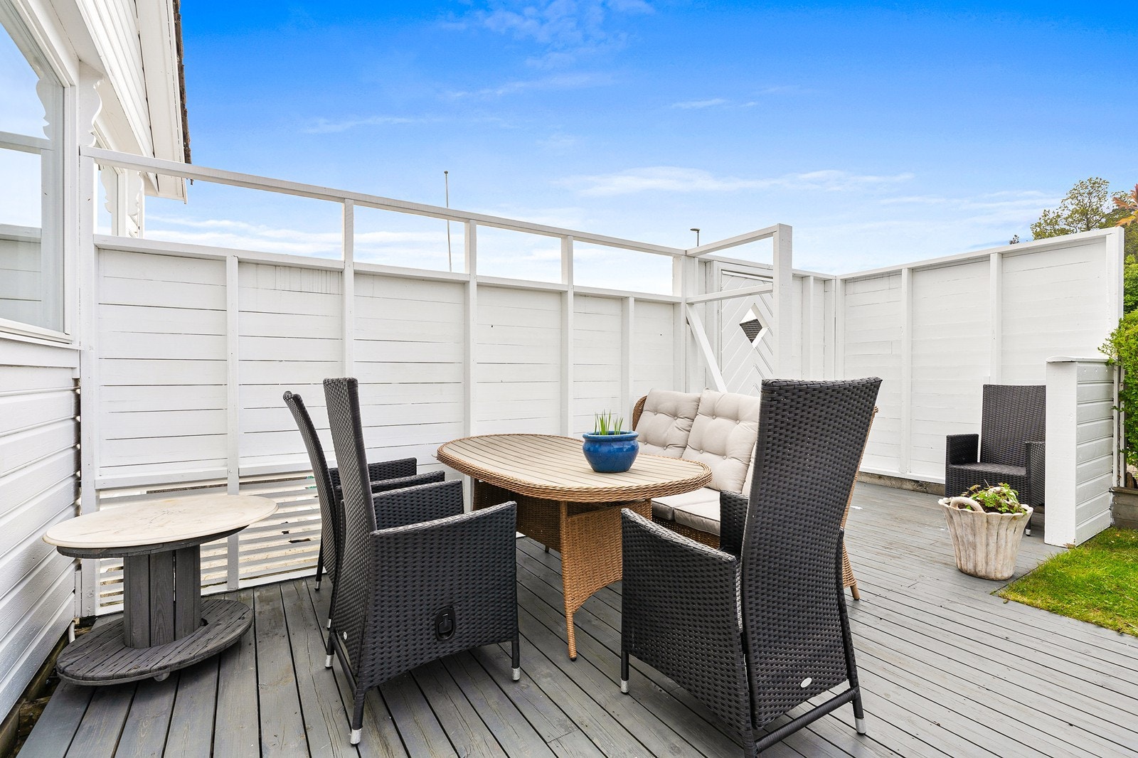 Tomten er opparbeidet med brukervennlig gressplen, port, hekk og diverse beplanting. Galleribilde