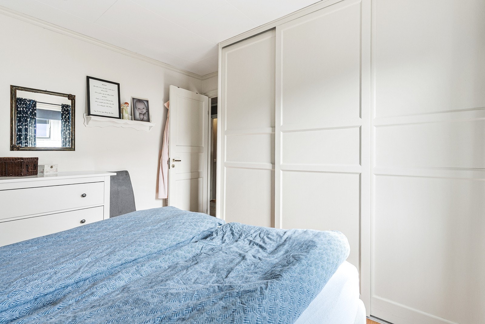 Store garderobeskap. Galleribilde