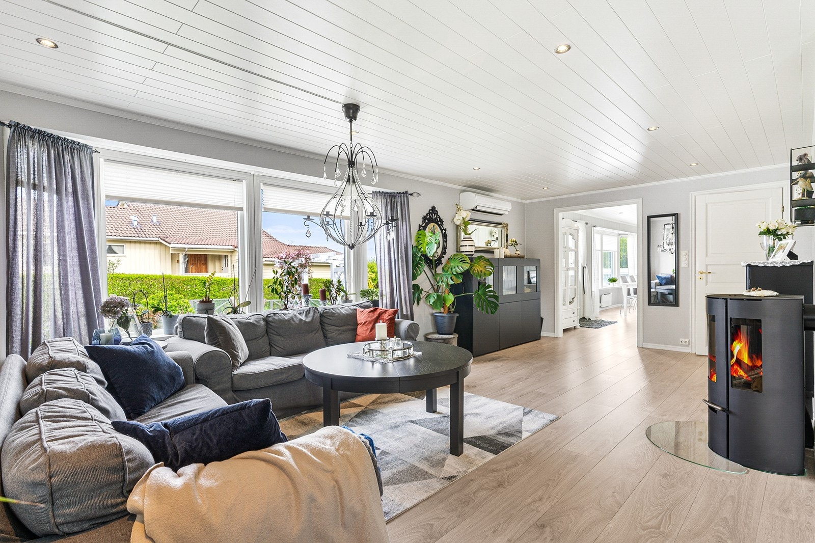 Rommet har en funksjonell utforming med plass til stor sofagruppe og spisegruppe i nær tilknytning til kjøkkenet. Galleribilde