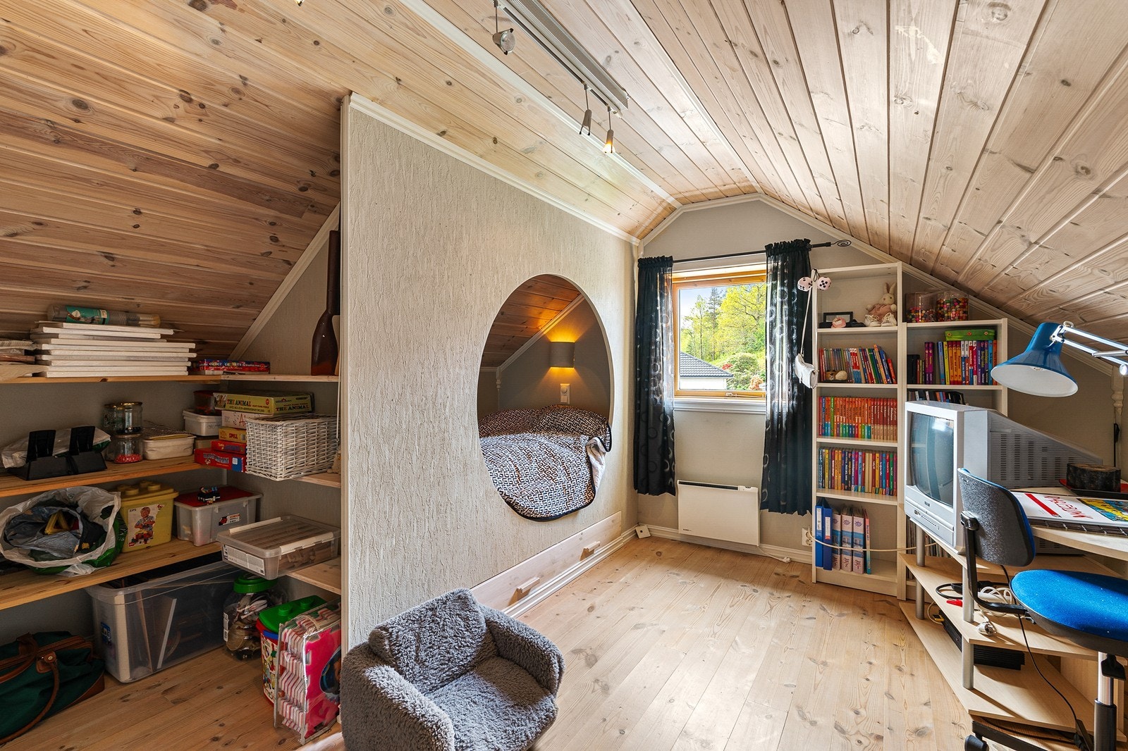 Vinduene på loftet ble skiftet i 2004. Galleribilde