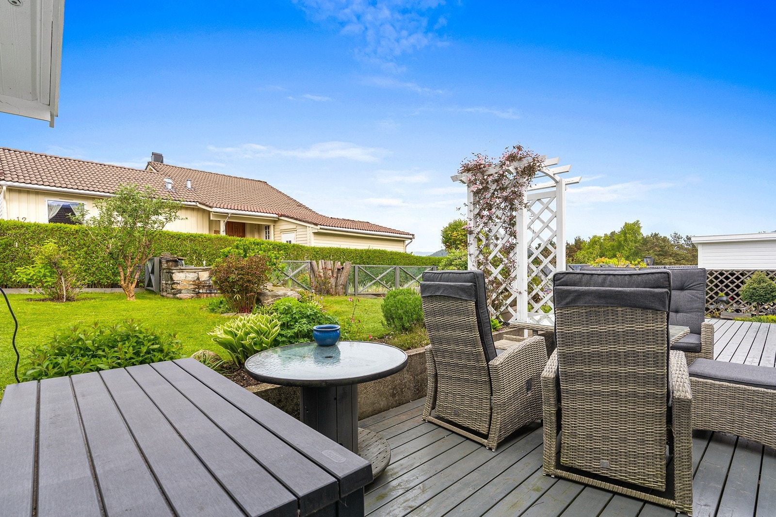 Flott hage, perfekt for lange sommerkvelder.. Galleribilde