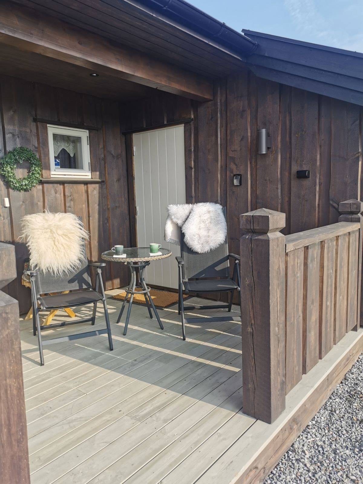 Til høyre for inngangsdøren har du også adkomst til en praktisk og romslig bod på ca. 8m². Boden er isolert, har laminat på gulv, overflater med panel og lys. Galleribilde