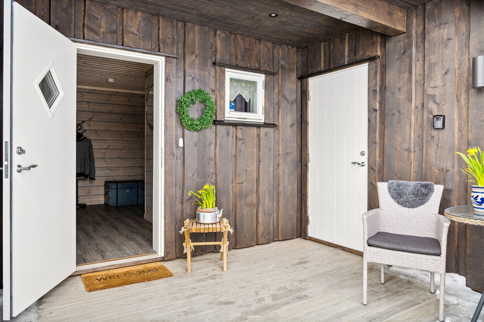 Du ønskes velkommen inn via delvis overbygget inngangsparti via terrassen. Galleribilde