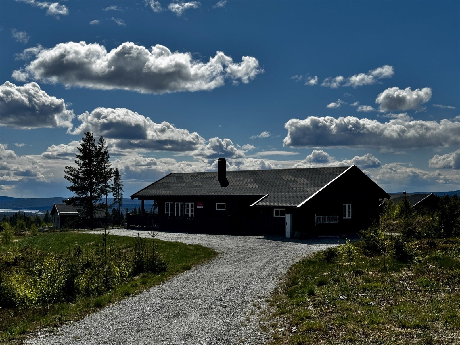 Velkommen til Furutangen hytteområde og Sisselbrenna 1! Eiendommen har en solrik beliggenhet ca. 611 moh. med flott utsikt over den uberørte naturen med vidstrakte åser og fjell. Galleribilde