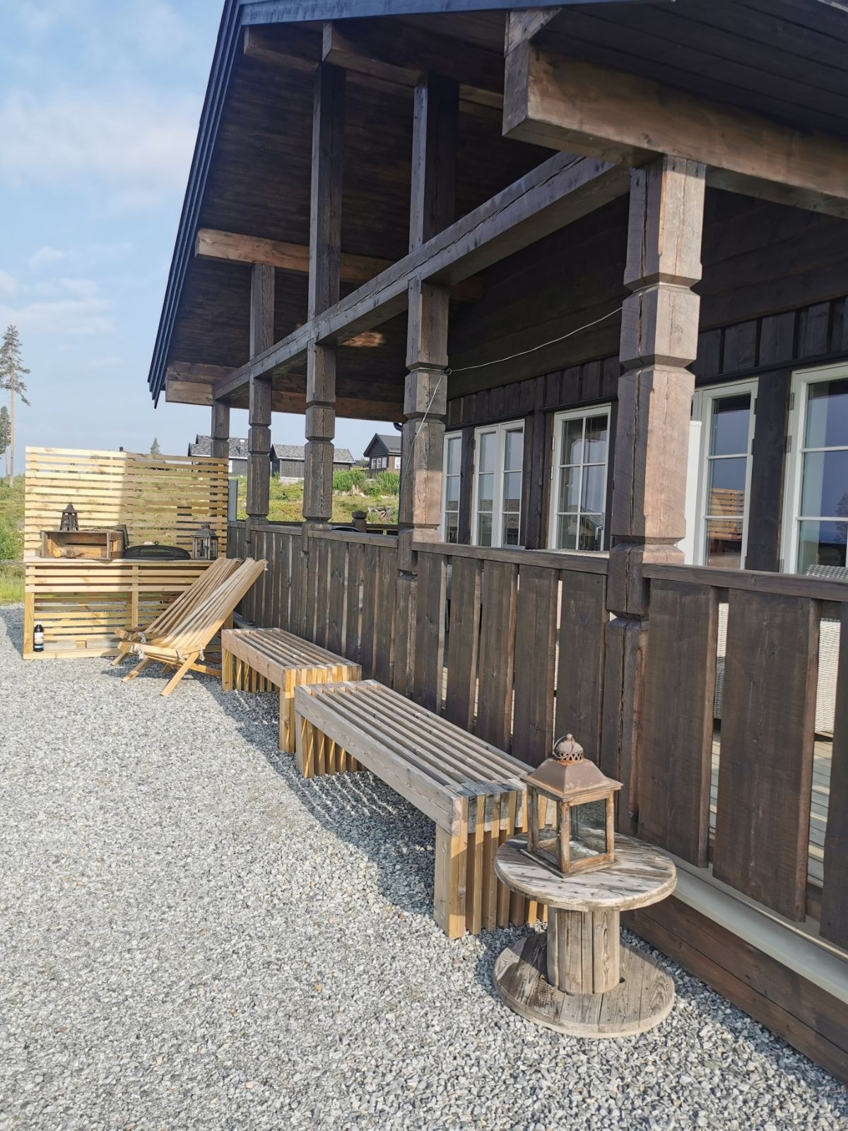 Fra stuen har du utgang til en stor, flott og solrik terrasse som strekker ser fra inngangspartiet mot øst, mot syd og mot vest. Galleribilde