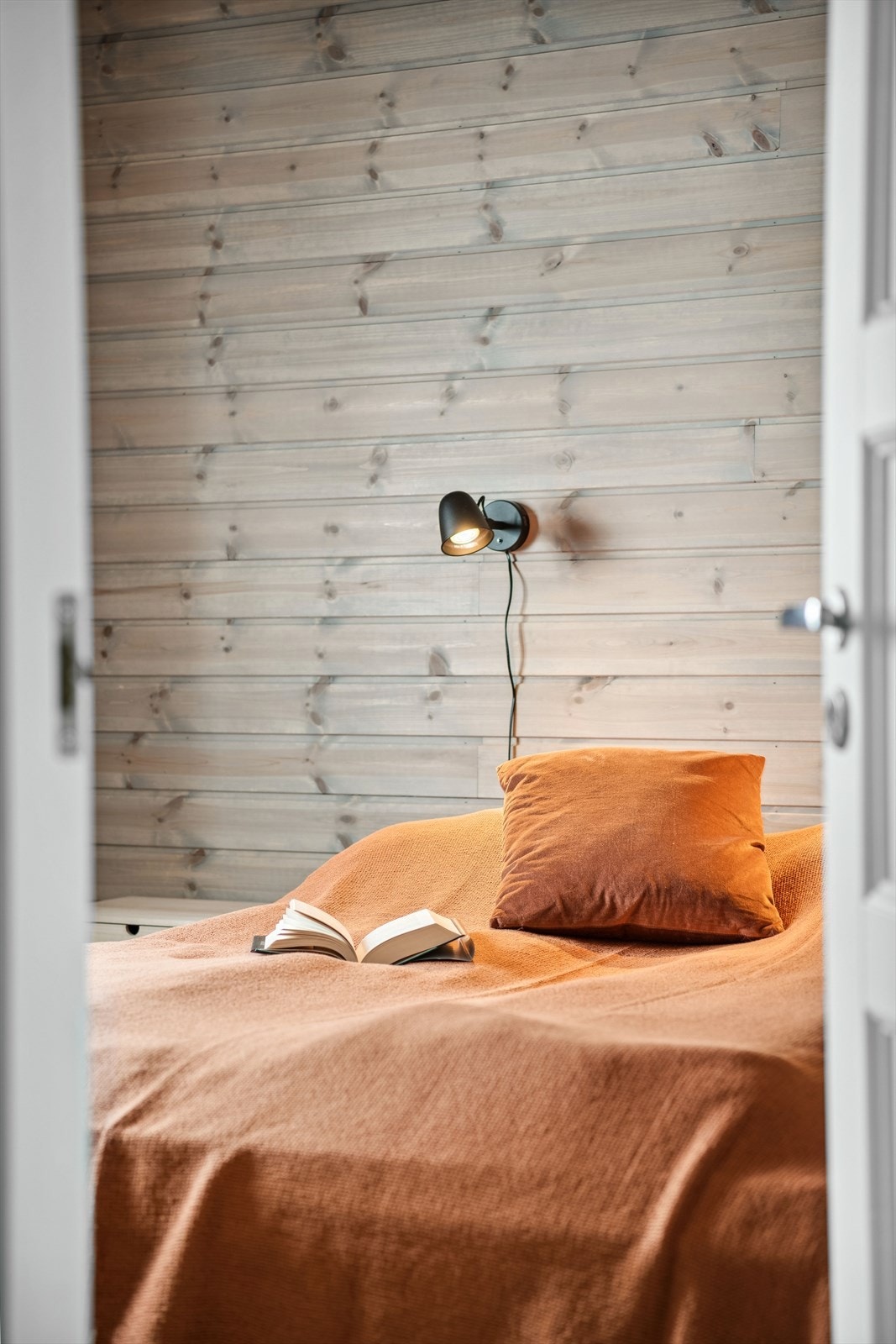 Hytta inneholder totalt 3 soverom. Alle soverommene har samme gode standard fra 2021 med enstavs laminat på gulv og overflater med liggende panel. Galleribilde