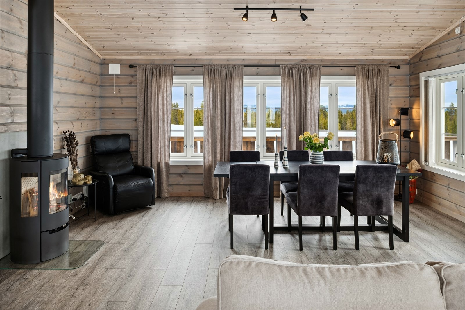 Stuen er romslig og kan enkelt innredes med både en stor sofagruppe med salongbord og et stort spisebord. Galleribilde