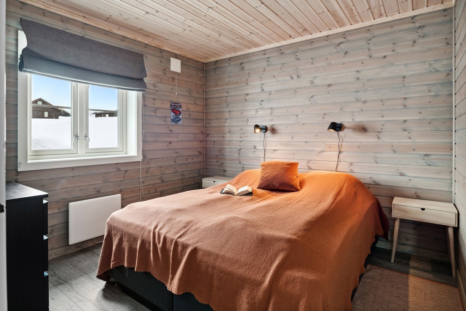 På soverommene har du plass til seng med tilhørende nattbord samt kommoder for oppbevaring. Galleribilde